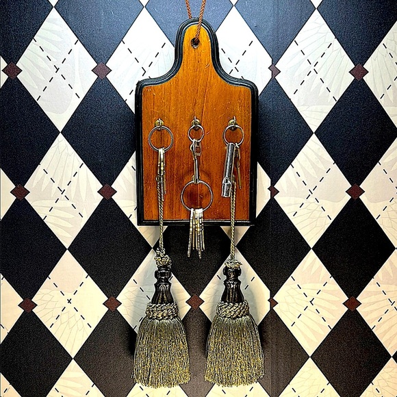 Vintage Elegant Wooden Wall-Mounted Key Holder | Gold-Tone Hooks | Classic Charm - Picture 3 of 10